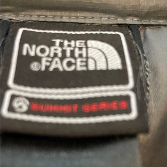 The North Face Women's Gray Quilted Down Puffer Jacket. Outdoor adventure size M - Picture 3 of 16